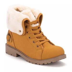 NWOT Olivia Miller fur lined ankle winter boots